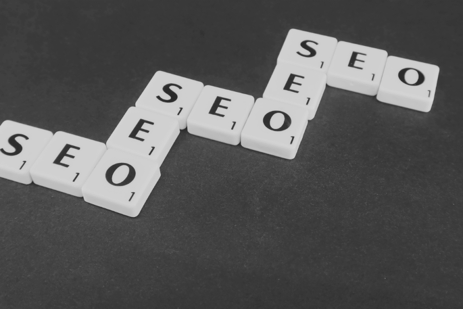 Imagem conceitual ilustrando o que é SEO para blogs, com peças semelhantes a dominó formando a sigla SEO.