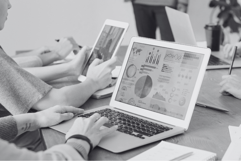 Análise de resultados mostrando por que grandes empresas investem em marketing de conteúdo